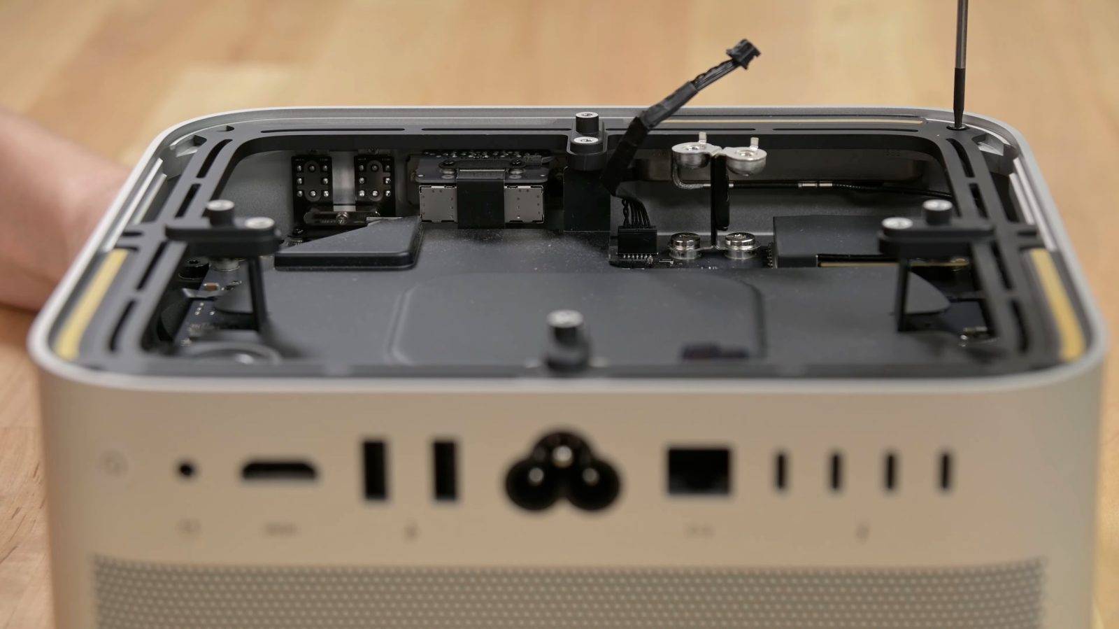 iFixit 拆解显示 Mac Studio 的内部存储可更换但不可升级