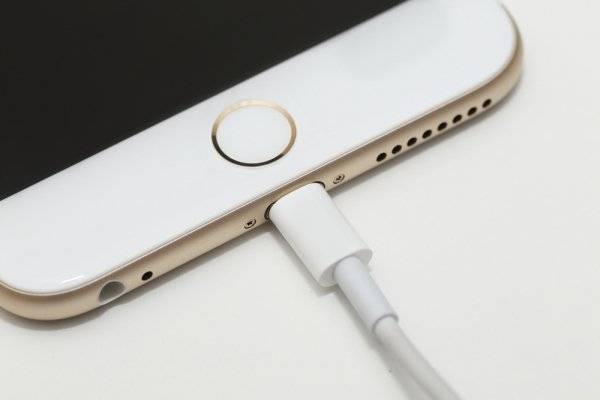 girl-die-because-lightning-cable-electrified_00a