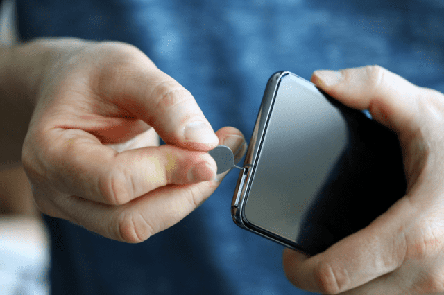 SIM-Card-Ejection-Android-Example-640x426-1