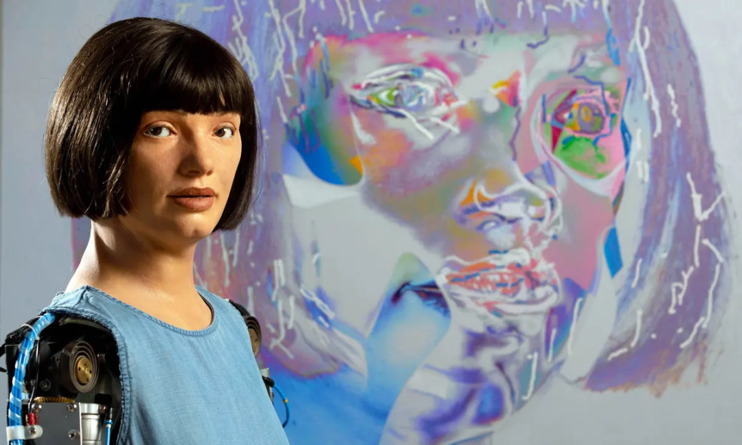 女王登基70周年,世上首个超逼真人形机器艺术家献上肖像画作,被锐评“缺少信念”