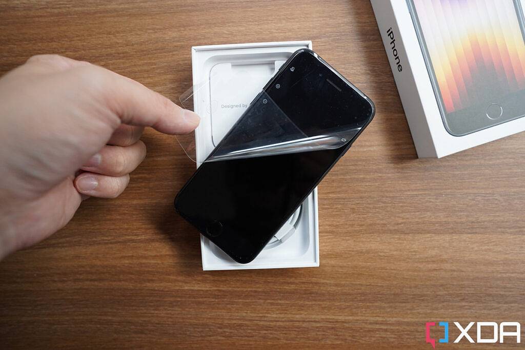 Apple iPhone SE 3 (2022) 拆箱：盒子里有什么？