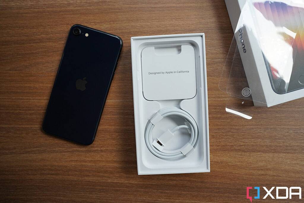 Apple iPhone SE 3 (2022) 拆箱：盒子里有什么？