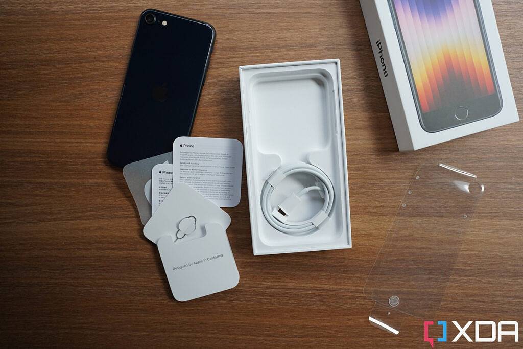Apple iPhone SE 3 (2022) 拆箱：盒子里有什么？