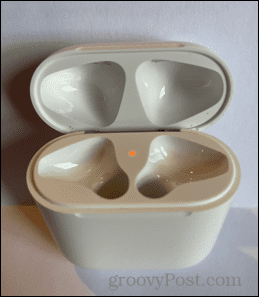 如何确认您的 AirPods 充电盒是否正在充电？