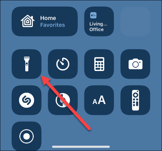 如何在 iPhone 上打开或关闭手电筒