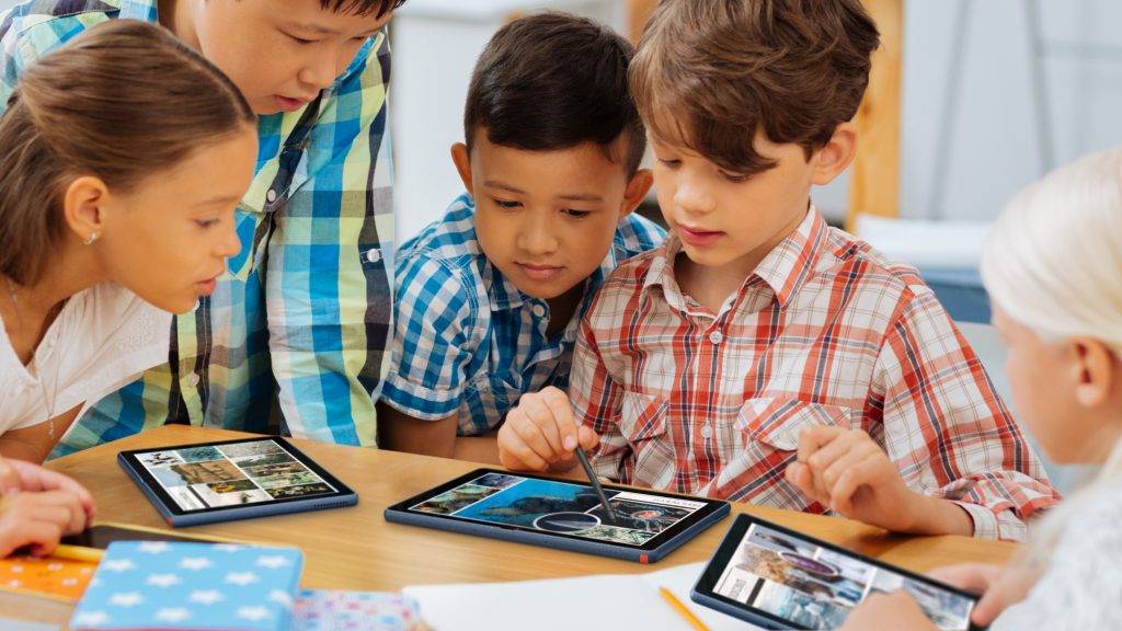 Lenovo_10w_Window_Tablet_Student_Group-1024x576-1