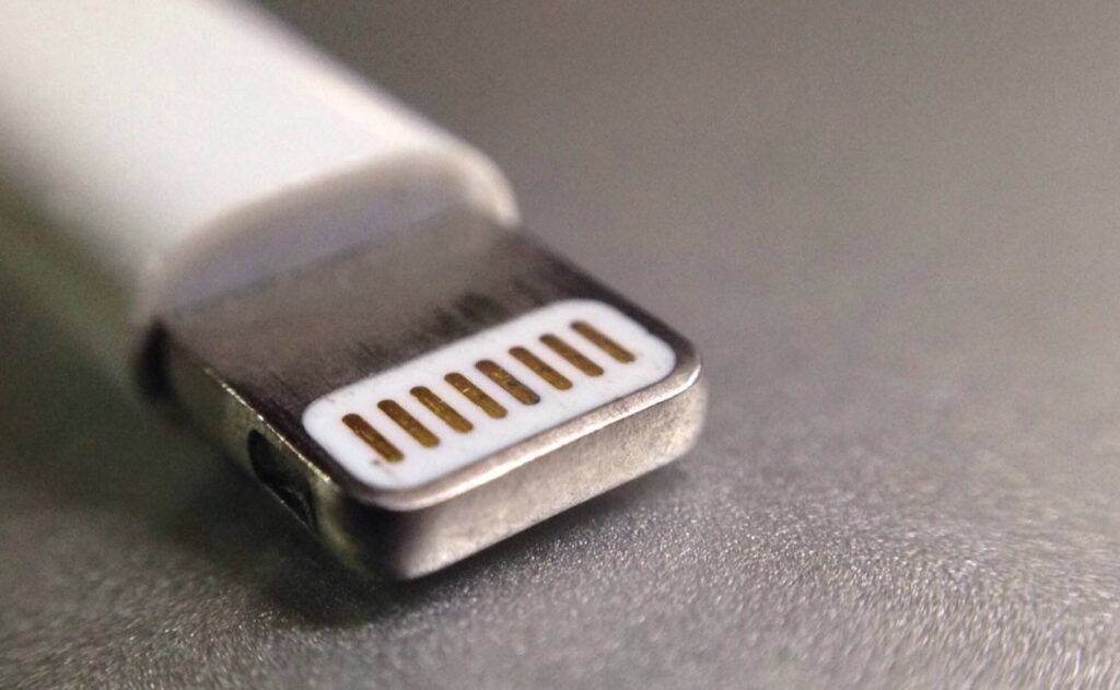 传iPhone 14 不改USB-C 但提升Lightning 传输速度