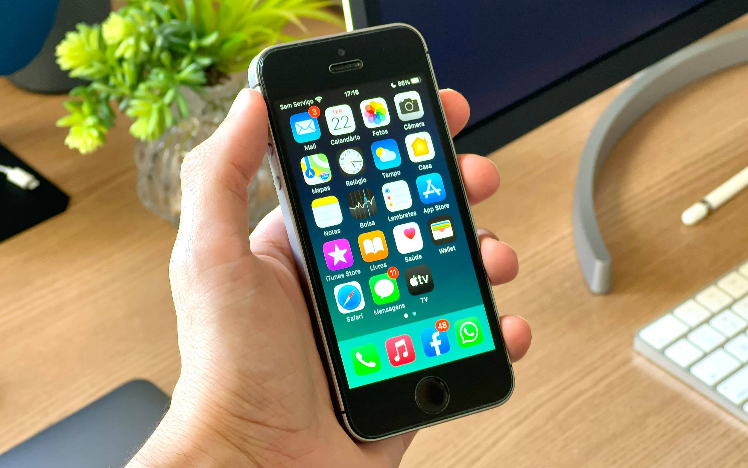 六年后,第一代 iPhone SE 运行最新版本的 iOS——它仍然很好