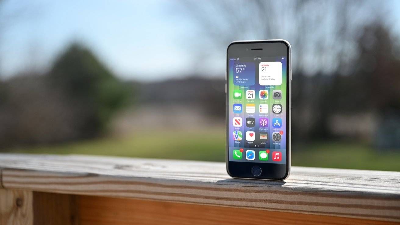 47394-93171-iPhone-SE-3-Display-in-Sun-xl