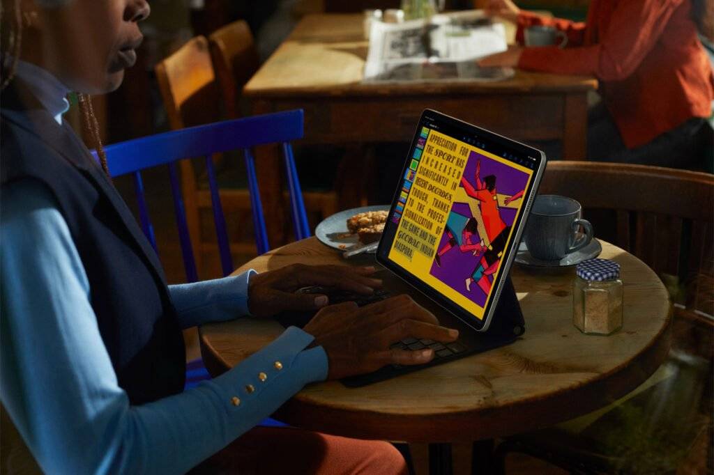 Apple-iPad-Pro-lifestyle-221018-1024x682-1