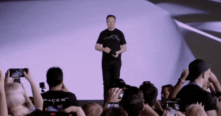 特斯拉人形机器人集体出街！马斯克：比车便宜，会有100亿台