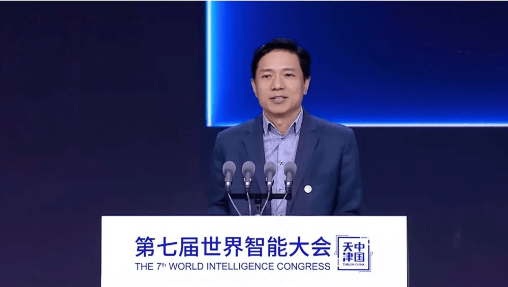 大佬云集谈AI！李彦宏称“AI不会抢饭碗”，周鸿祎展示两款大模型产品