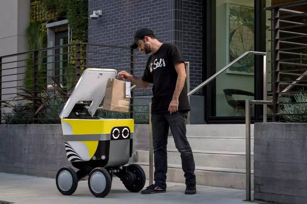 Uber部署2000机器人大军,力争2026年在美实现自动送餐