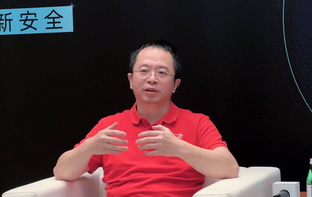 360周鸿祎:AI的发展是必然趋势,要充分掌握大模型的核心技术