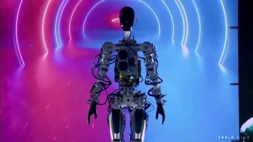 AI下一步已明确，黄仁勋预测的方向，特斯拉和OpenAI疯狂追赶