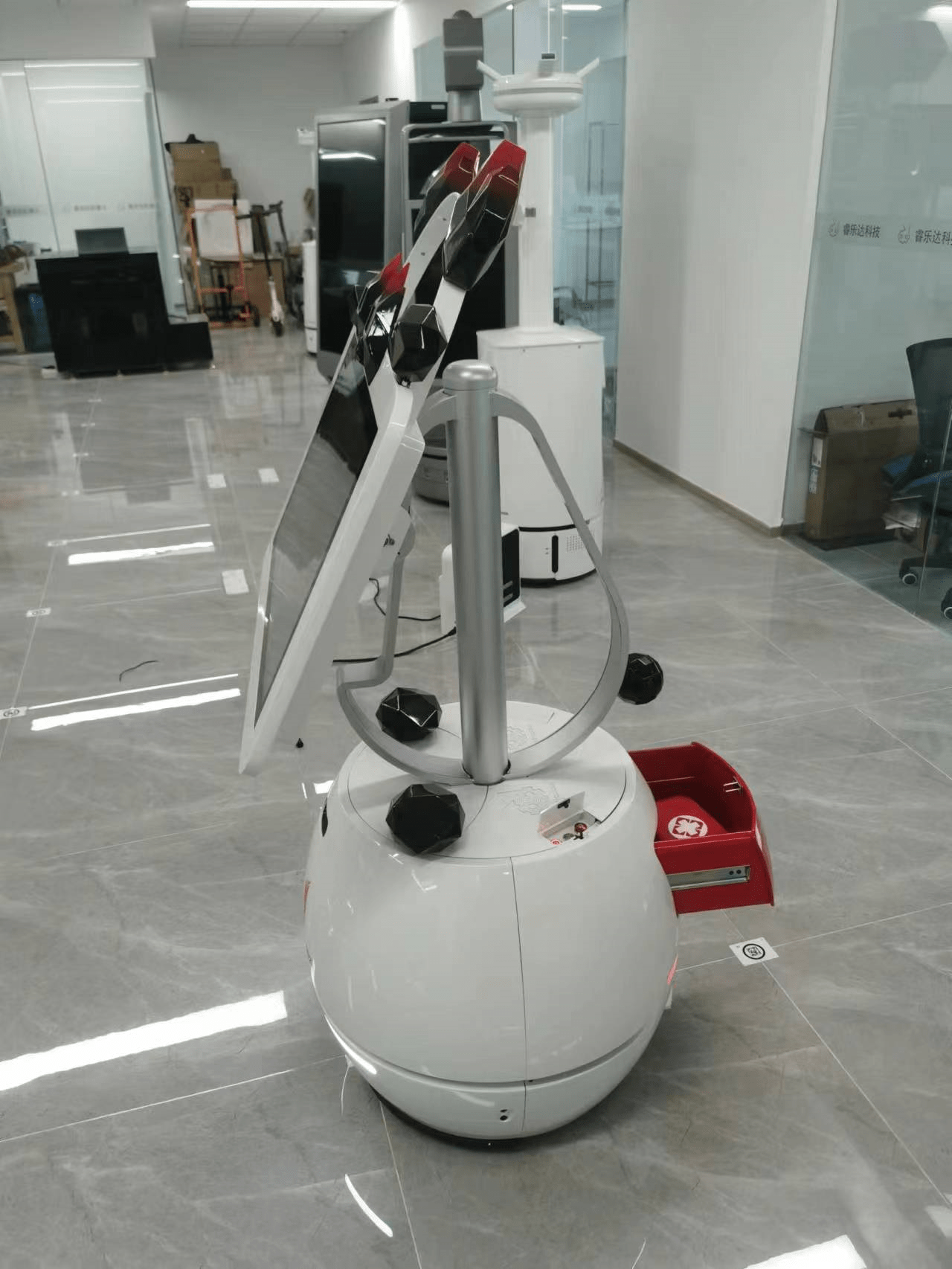 AI遇上大运丨“蓉宝机器人”：场馆里的急救员、专业翻译和智能引导员