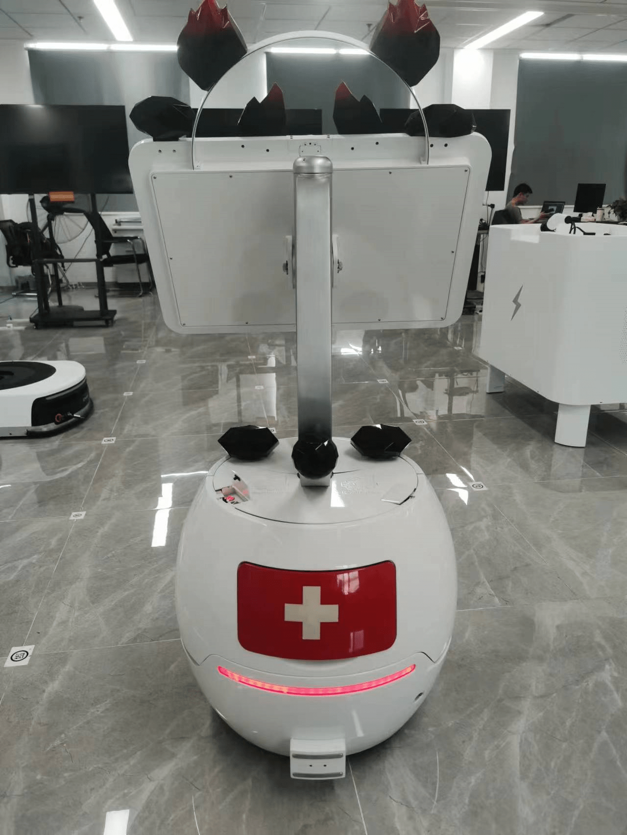 AI遇上大运丨“蓉宝机器人”：场馆里的急救员、专业翻译和智能引导员
