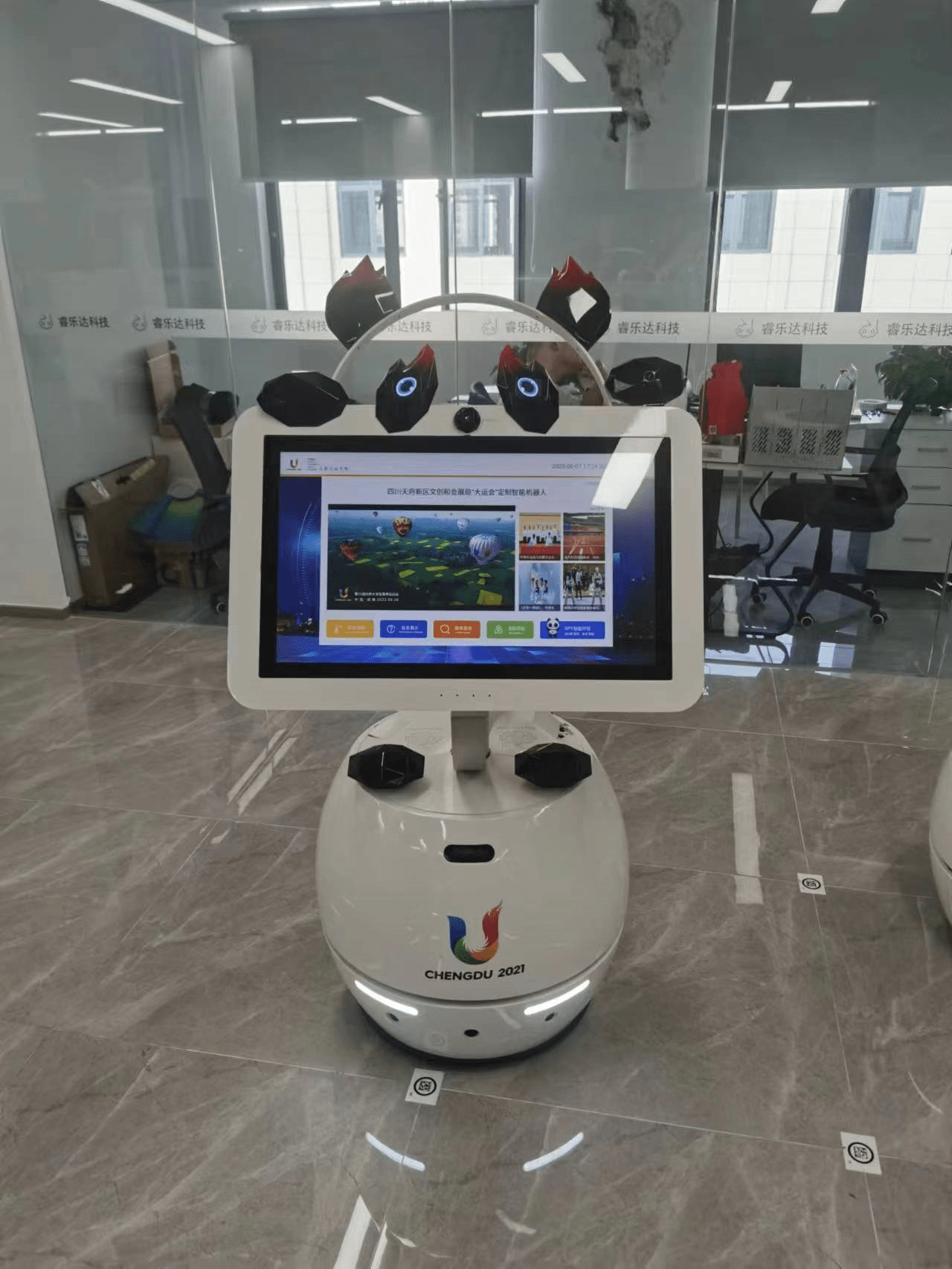 AI遇上大运丨“蓉宝机器人”:场馆里的急救员、专业翻译和智能引导员