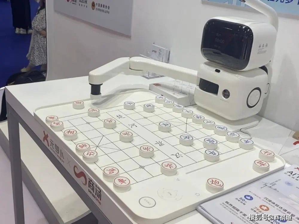 文博会主展馆实探:与机器人“切磋”棋艺
