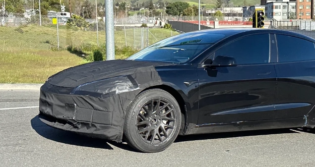 特斯拉CEO马斯克访问上海超级工厂,新款Model 3或将揭幕