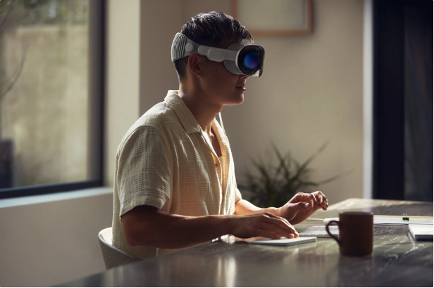苹果推出Vision Pro头显,结合手势、眼球运动和语音指令