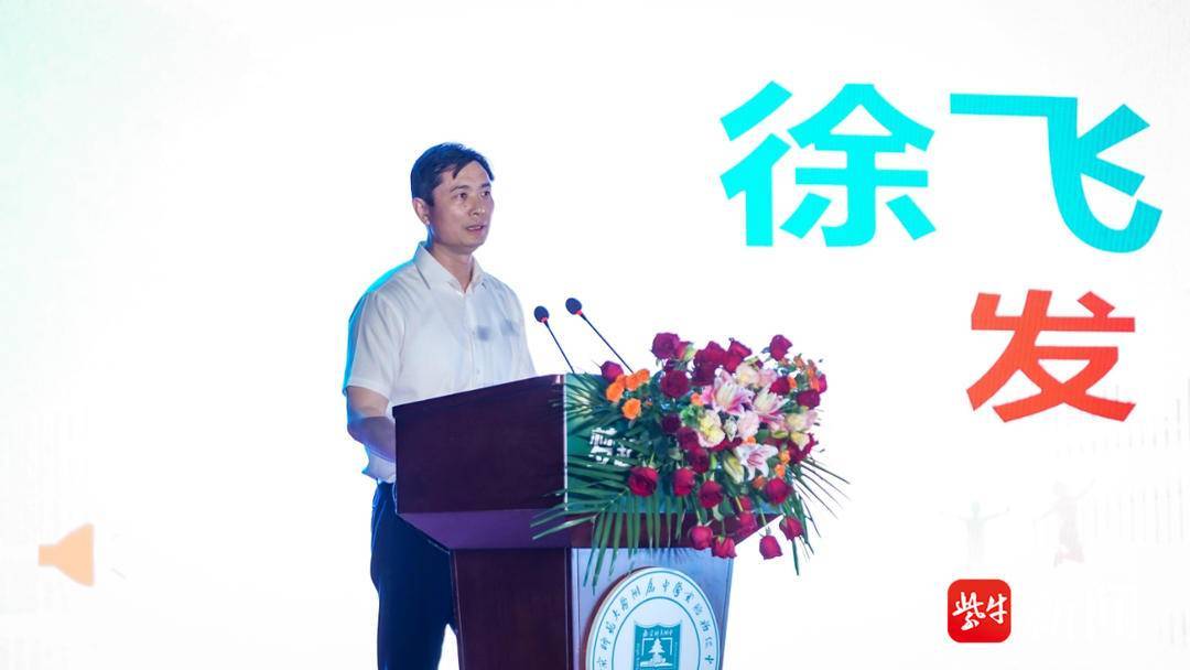 无人机表演点亮夜晚！南师附中这所初中毕业典礼太酷了！