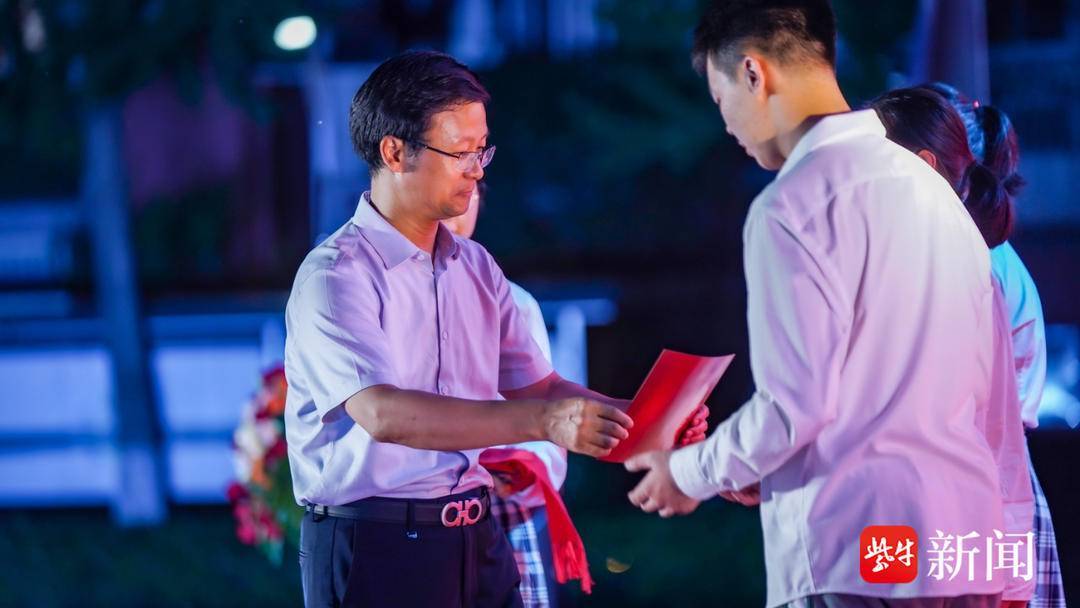 无人机表演点亮夜晚！南师附中这所初中毕业典礼太酷了！