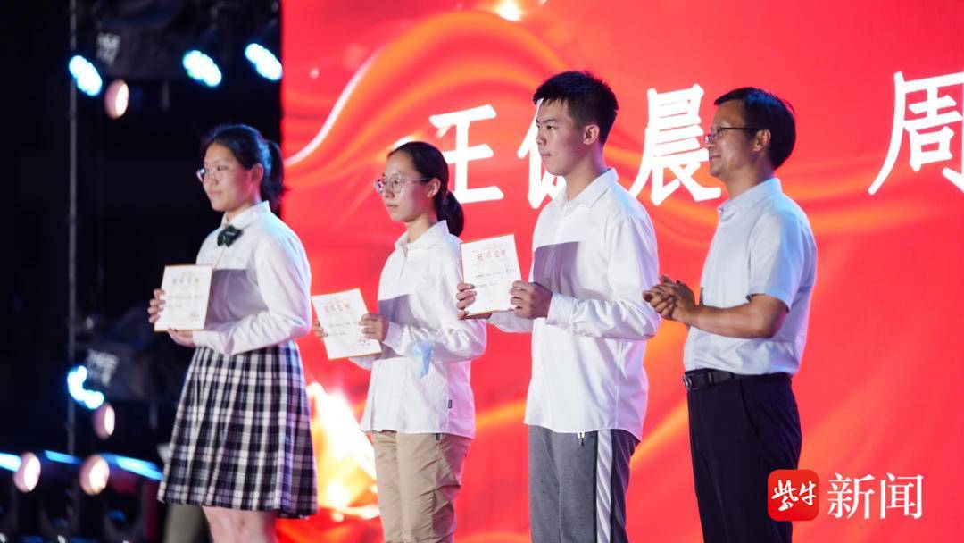 无人机表演点亮夜晚！南师附中这所初中毕业典礼太酷了！