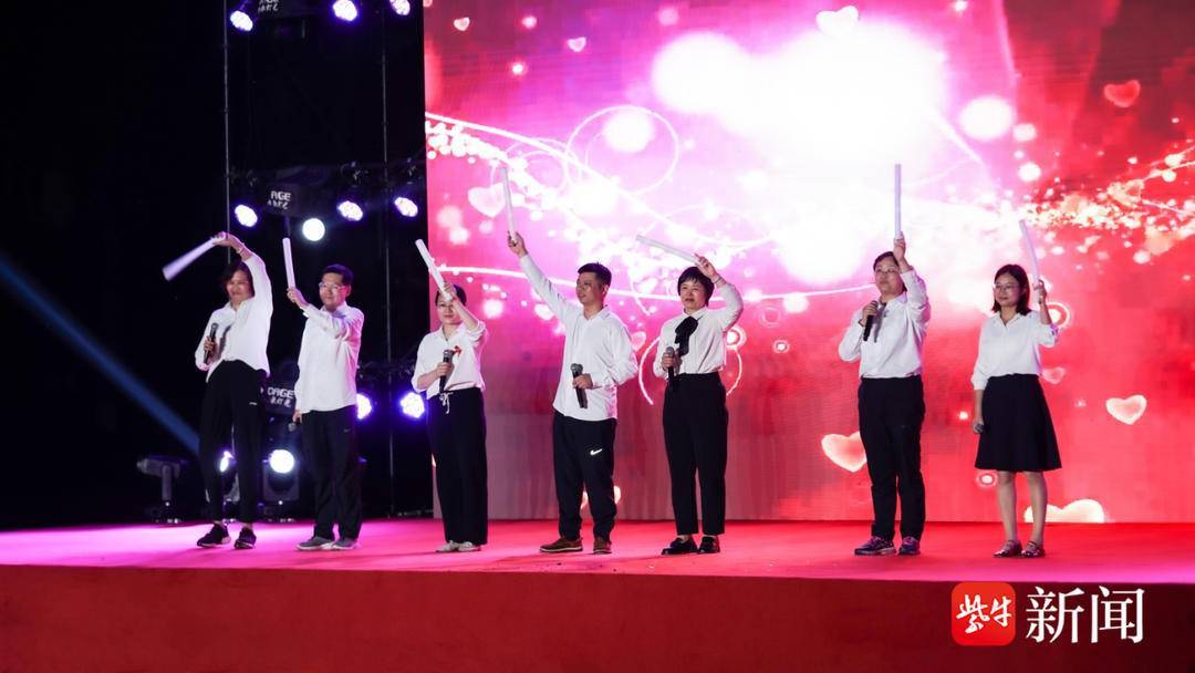 无人机表演点亮夜晚！南师附中这所初中毕业典礼太酷了！