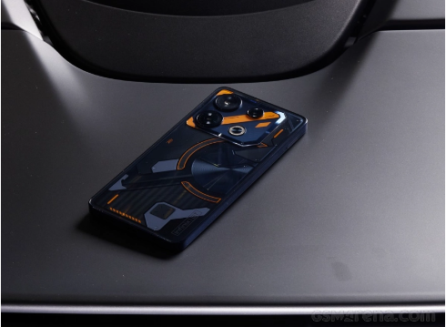 揭秘Infinix GT 10 Pro:拥有独特游戏美学的半透明机身设计