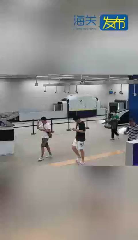 男子因走路姿势异常被查,背着68部旧手机入境