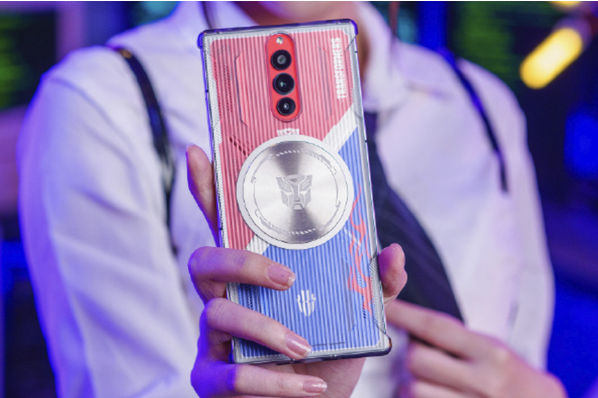 红魔8Pro+变形金刚领袖版限量典藏,销售创新高!(30字)