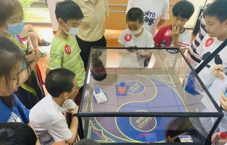 社区里,孩子们体验“机器人竞技”