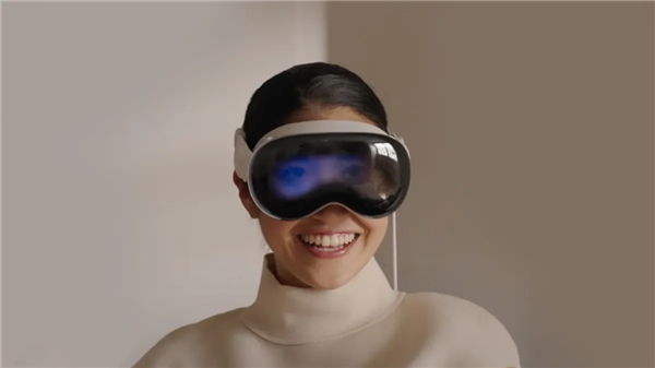 苹果Vision Pro混合现实头显:简洁追踪手眼动作,无需辅助设备