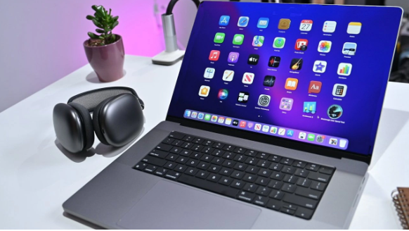 苹果突破技术瓶颈,实现MacBook Pro屏幕无边框设计