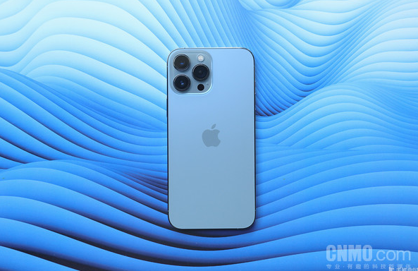 iPhone 13 Pro Max遭遇“绿巨人”前男友 手机被徒手折断引发轰动!