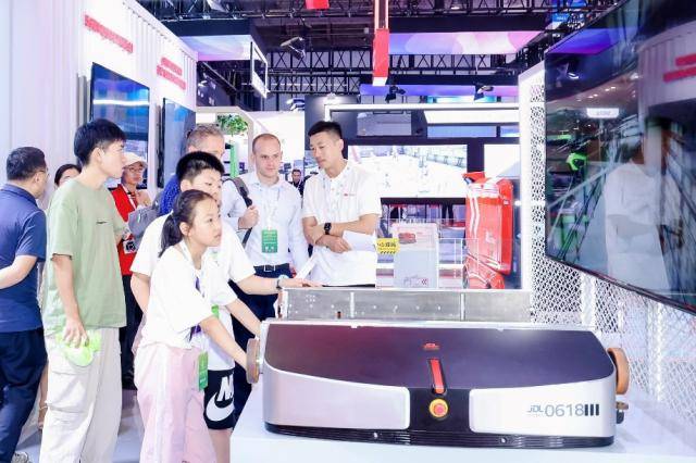 2023世界机器人大会:京东物流展示多款产品,全面展现机器人技术和服务理念!