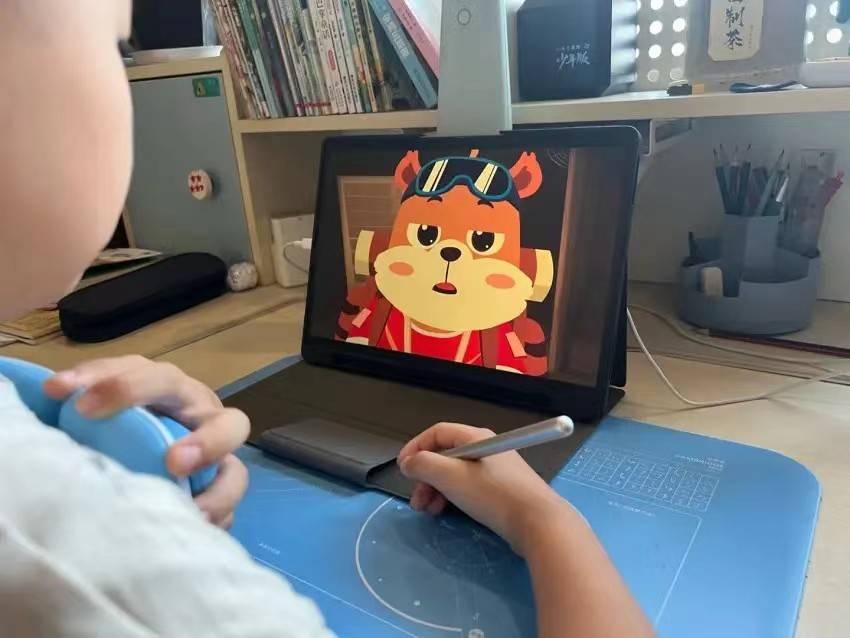 科大讯飞AI学习机：不用花钱请家教，孩子学习成绩也不落后！