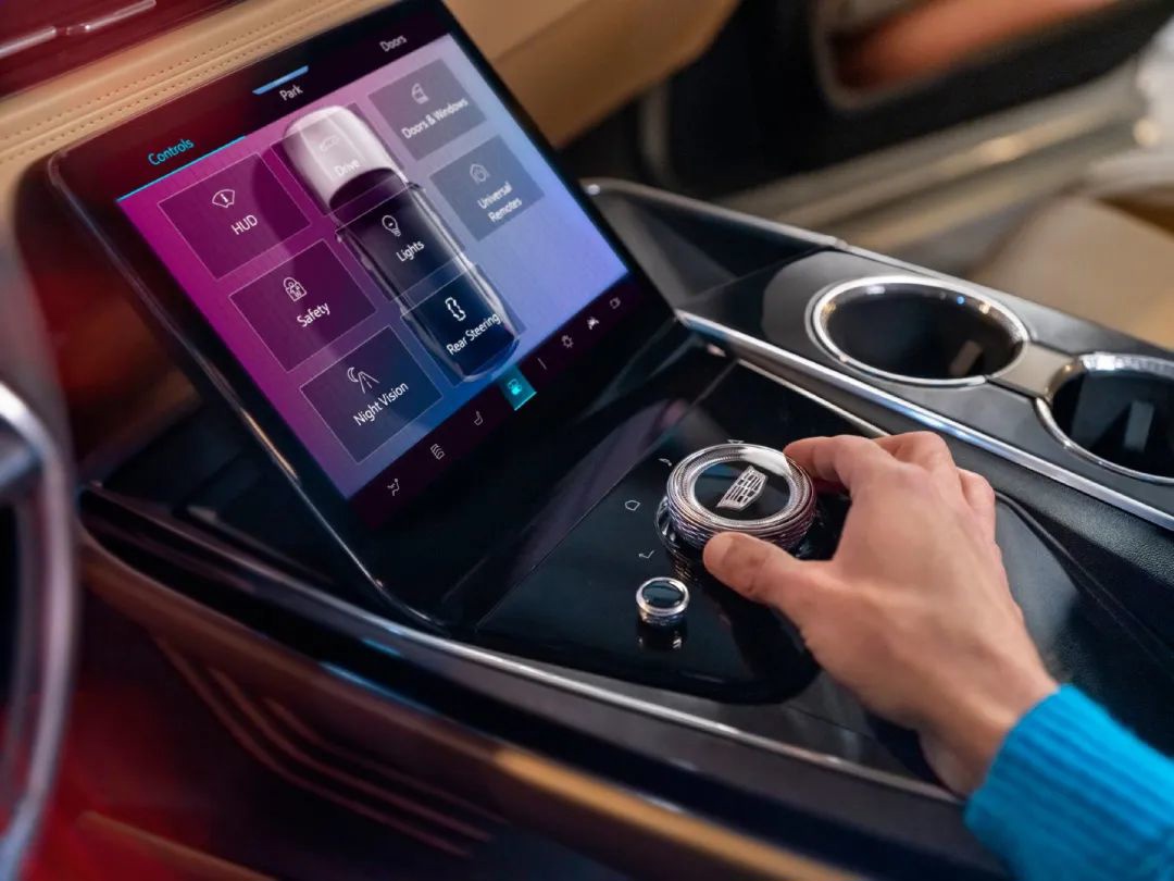 重新的标题:苹果并非唯一受责备的,车企也有责任,CarPlay 失去了宠爱
