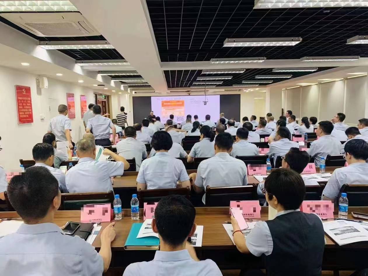 银行行长与AI助手合作,推动个人金融业务创新
