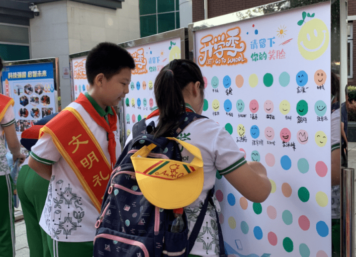 开学第一天,机器人“朋友”校门口迎新