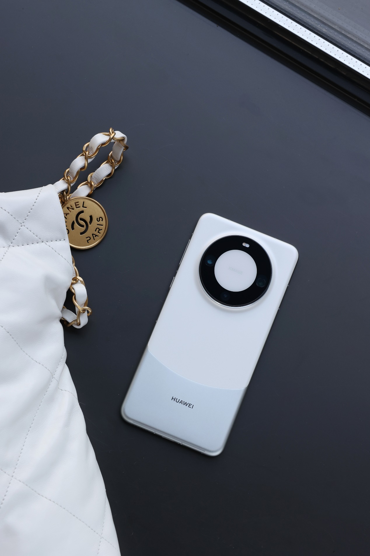 华为 Mate 60 Pro 爆火!以全新外观设计亮相,致敬奔腾不息的力量