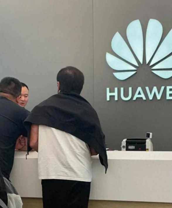 成龙低调光顾崇州华为旗舰店，悄然购入最新一代Mate手机