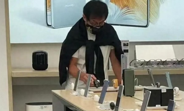 成龙低调光顾崇州华为旗舰店，悄然购入最新一代Mate手机