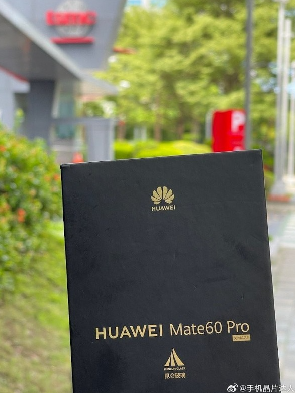 华为Mate60 Pro再度亮相台湾市场,数码博主在台积电厂区晒机