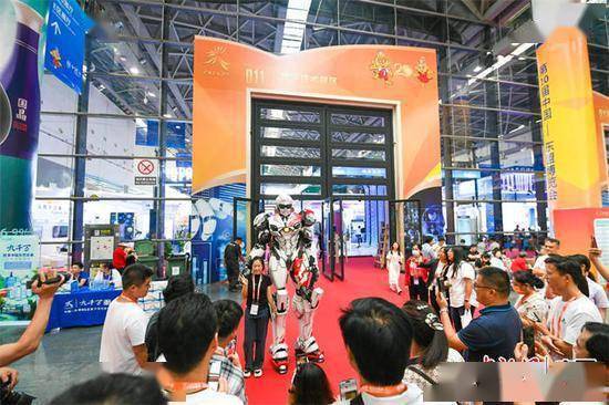 东博会上的餐饮企业展厅亮点：机器人制作冰淇淋