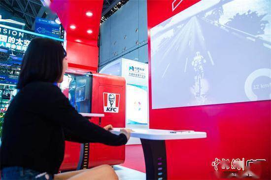 东博会上的餐饮企业展厅亮点：机器人制作冰淇淋