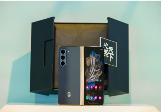 新品发布:心系天下三星W24折叠屏手机登场