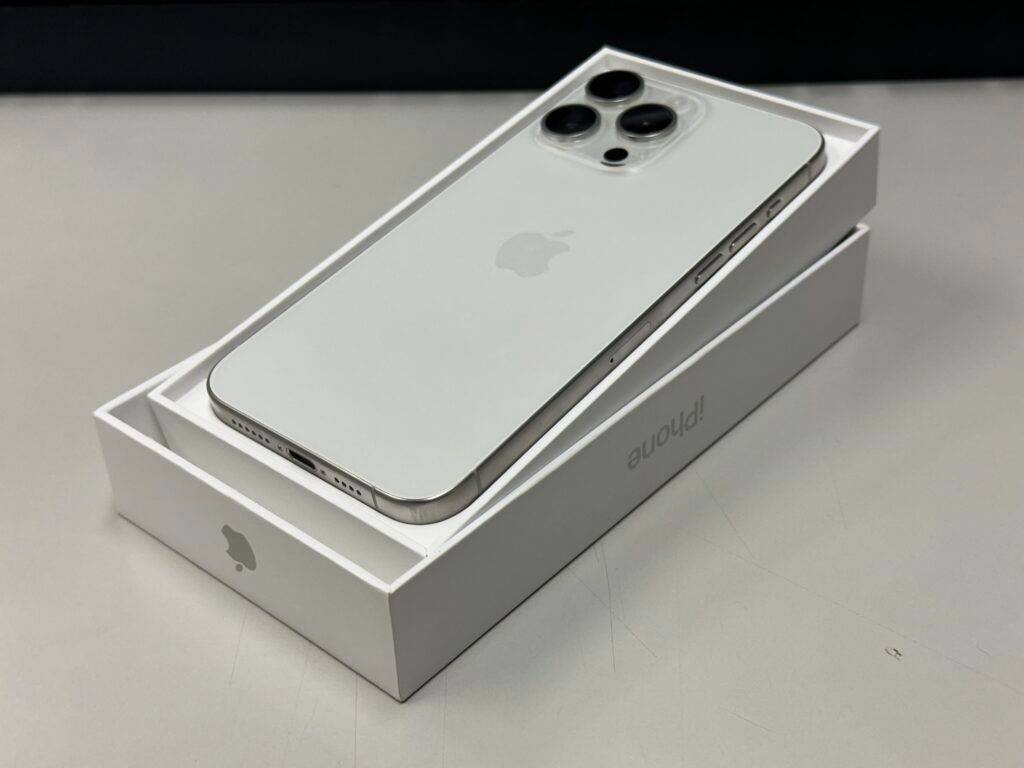 如何使用 iPhone 15 Pro 动作按钮,「静音切换、专注模式、相机、电筒、录音、放大镜、捷径及辅助使用」