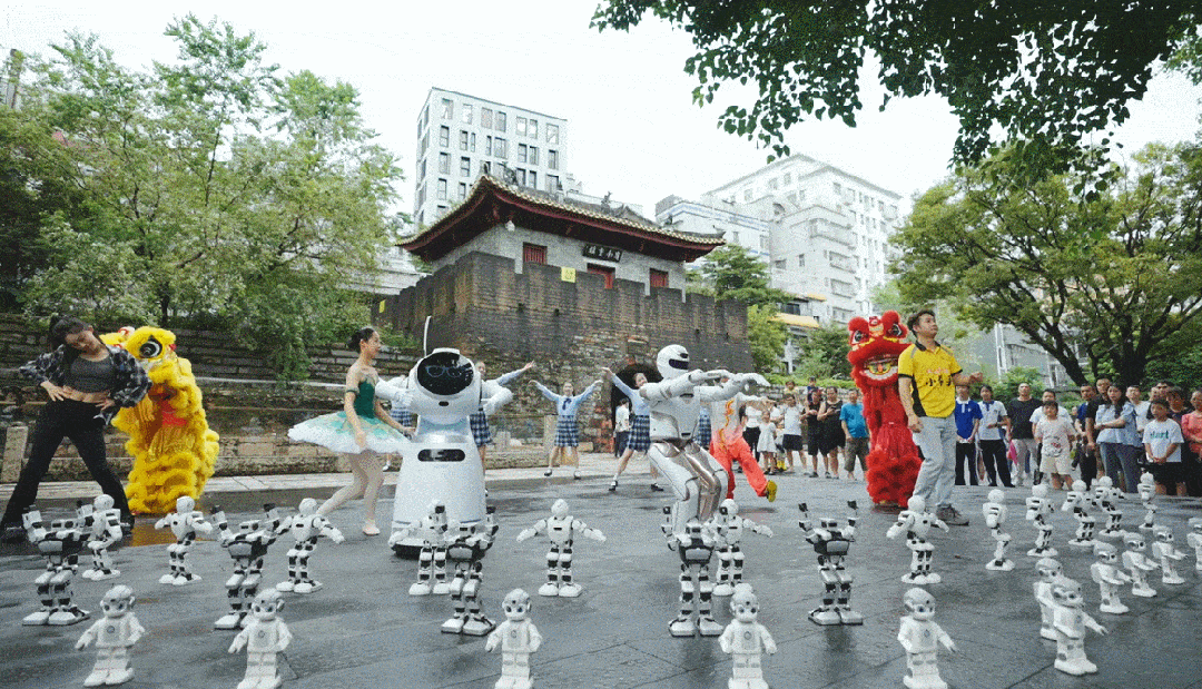 突如其来!深圳街头突现大规模机器人群体……
